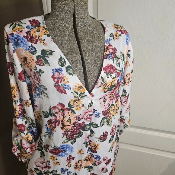 White Floral V Neck Blouse XL - Picture 2 of 6